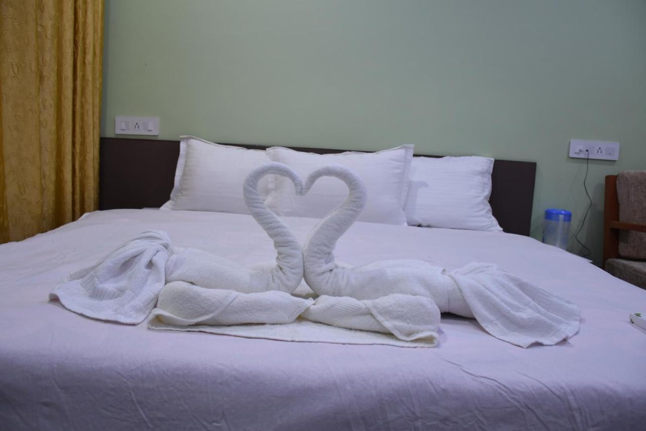 Hotel Aayes And Resort Шантиникетан Номер фото